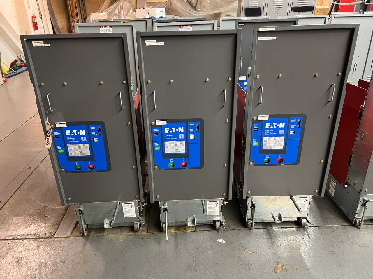 Lot of 3 Eaton VR series vacuum breakers - VACUUM PUMP
