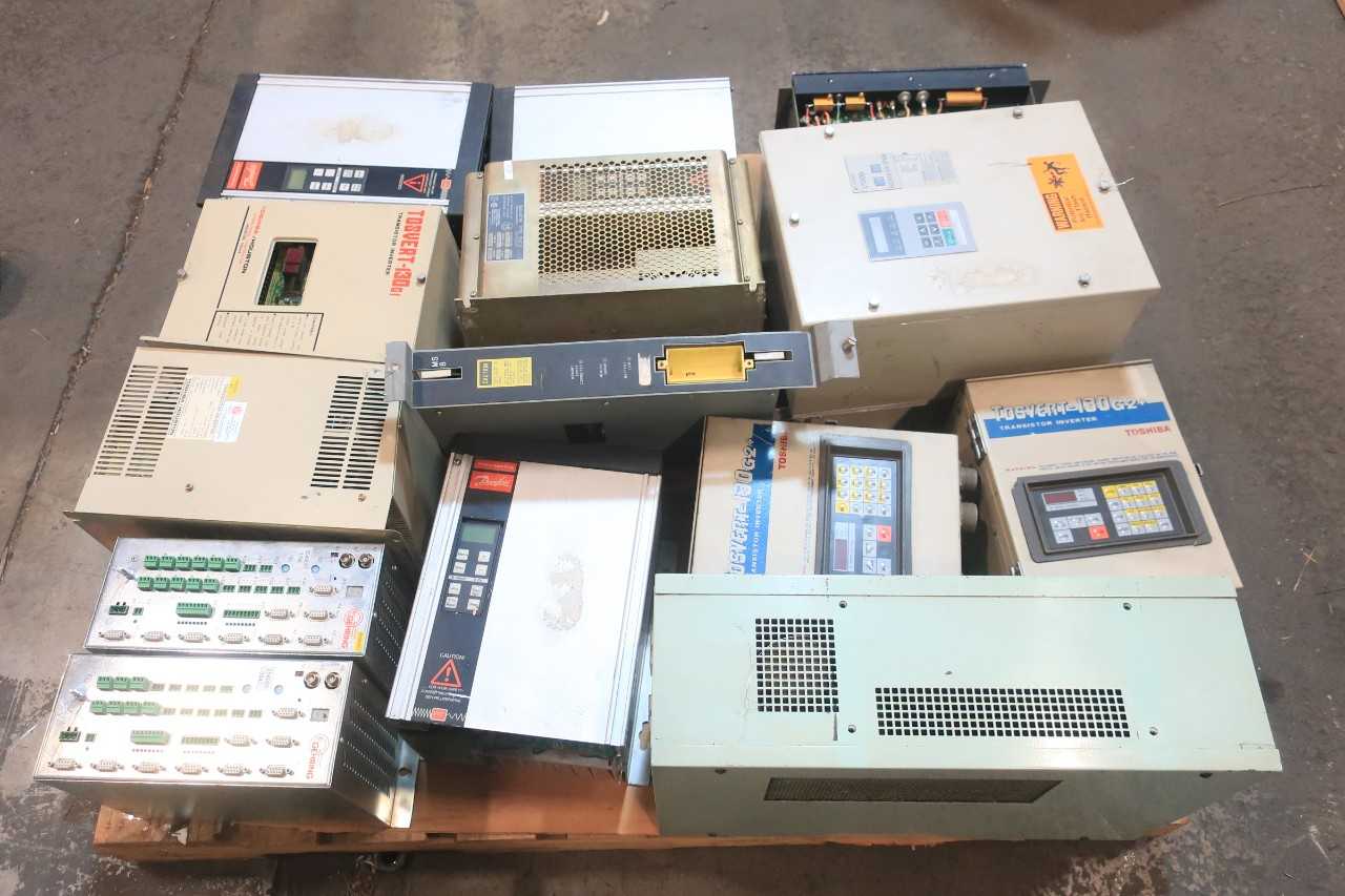 1 PALLET OF ASSORTED ELECTRICAL CONTROLLER MODULE, CHASSIS MODULE, MEMORY MODULE, AC MOTOR DRIVES, SERVO DRIVE & AMP- ALLEN BRADLEY, TOBISHA, DANFOSS, YASKAWA, LANDIS, GEHRING - AUTOMATION & CONTROLS