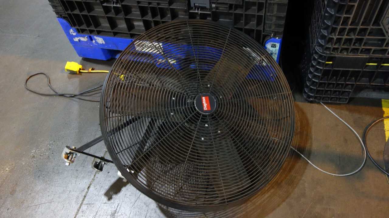 2 CRATES OF ASSORTED INDUSTRIAL FANS, STANDING CIRCULATORS, DAYTON 4UX58A, 6C539B, JAN-FAN JF-110V-HEM, AIRMASTER BTA48R11/9/7 - HVAC EQUIPMENT