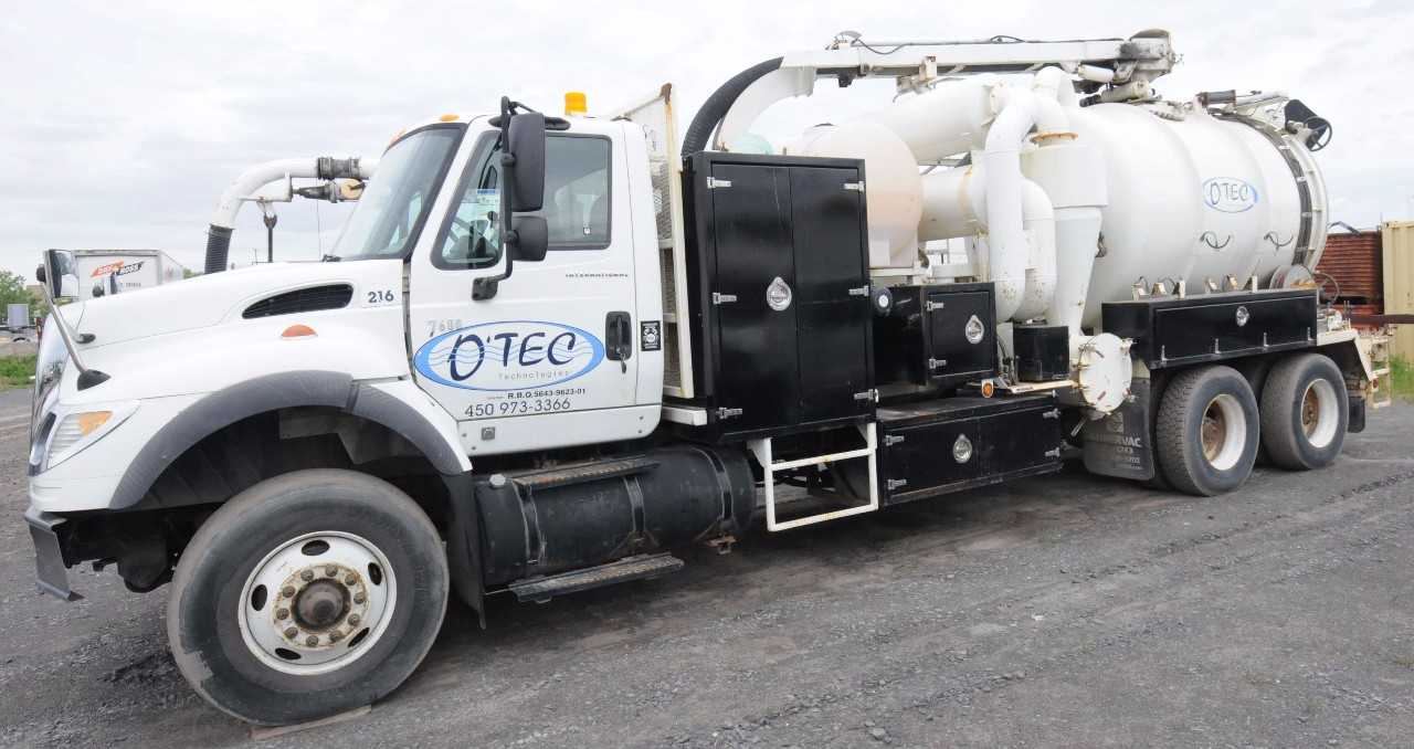 INTERNATIONAL (2005) 7600 SUPERVAC 2000 TANDEM AXLE VACUUM TRUCK - HYDRO EXCAVATOR TRUCKS