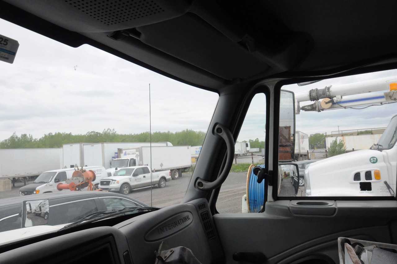INTERNATIONAL (2005) 7600 SUPERVAC 2000 TANDEM AXLE VACUUM TRUCK - HYDRO EXCAVATOR TRUCKS