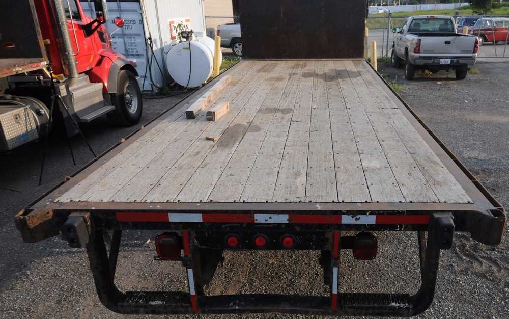 KENWORTH (2010) T370 FLATBED SINGLE AXLE TRUCK - HYDRO EXCAVATOR TRUCKS