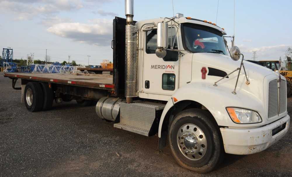 KENWORTH (2010) T370 FLATBED SINGLE AXLE TRUCK - HYDRO EXCAVATOR TRUCKS