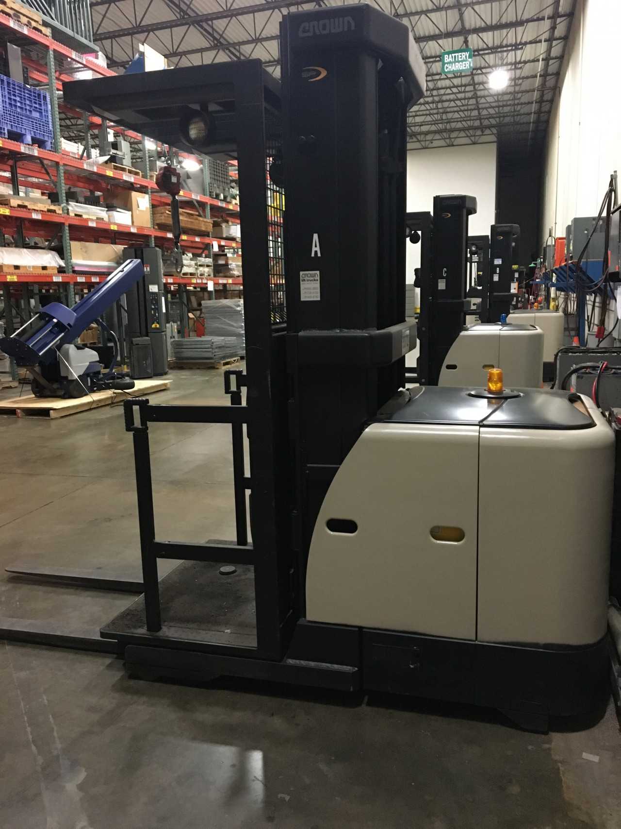 2005 Crown SP342030TT210 order picker, New Berlin, WI - ORDER PICKER 2005 Crown SP342030TT210 order picker, New Berlin, WI - ORDER PICKER