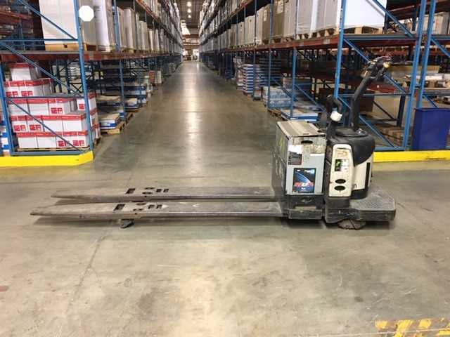 2005 Crown PE4000-80 double rider pallet jack, Lemoyne, PA - MANUAL PALLET JACKS
