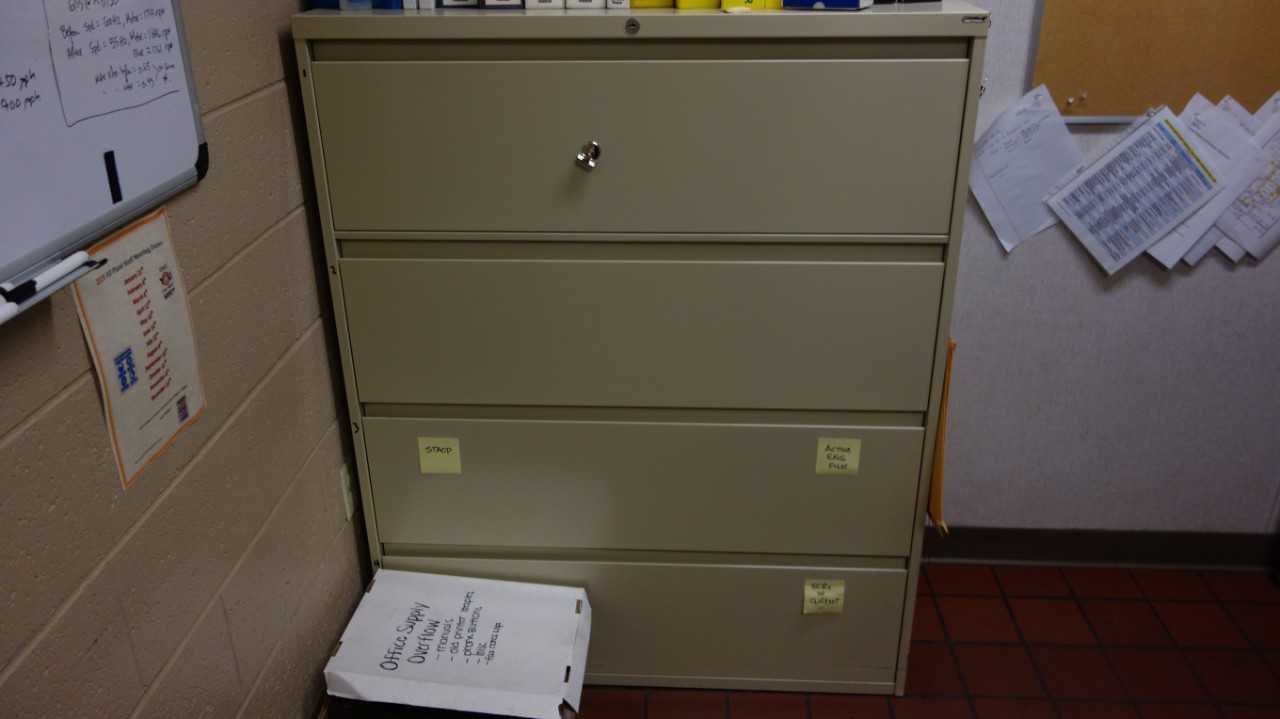 LOT OF FURNITURE, 1X DESK, 1X CABINET - PLANT & FACILITY