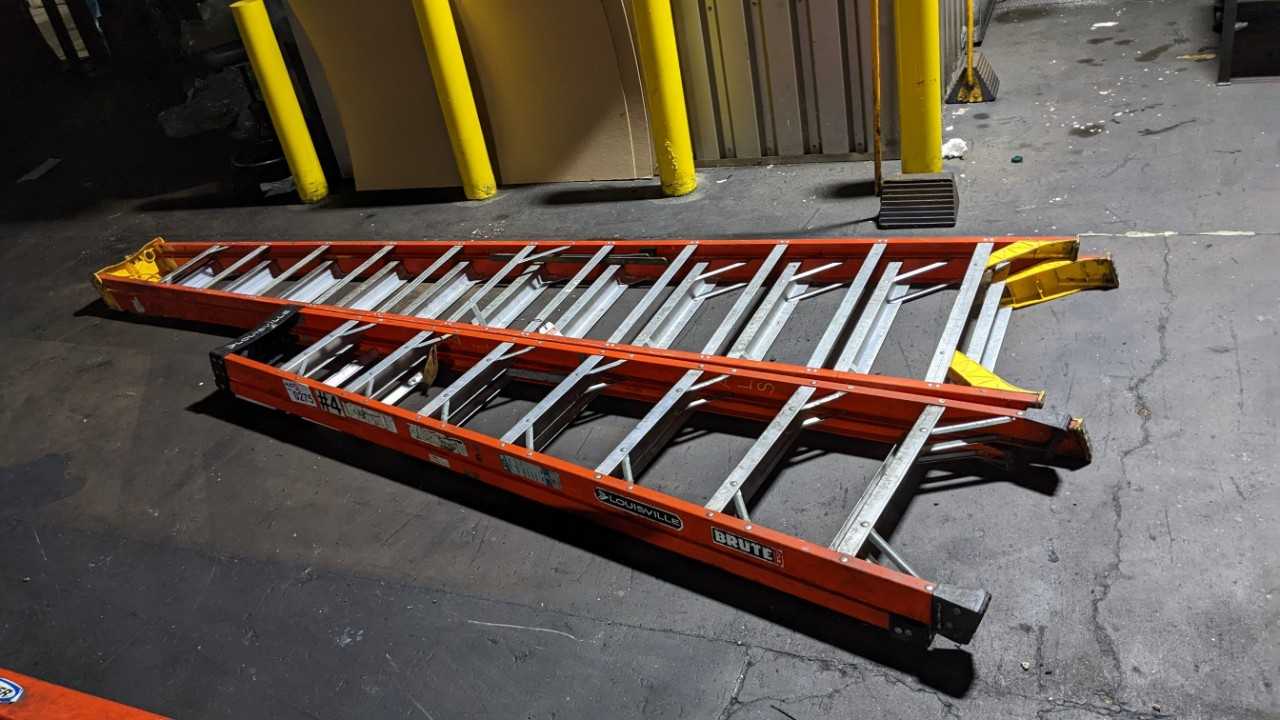 Lot of 10' and 8' Louisville/ Werner ladder - MATERIAL HANDLING Lot of 10' and 8' Louisville/ Werner ladder - MATERIAL HANDLING