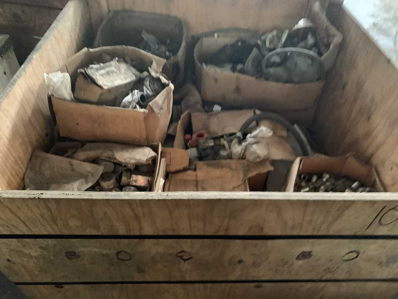 LARGE CRATE OF NEW HYDRAULIC FITTINGS PARKER ETC. - PROCESS EQUIPMENT