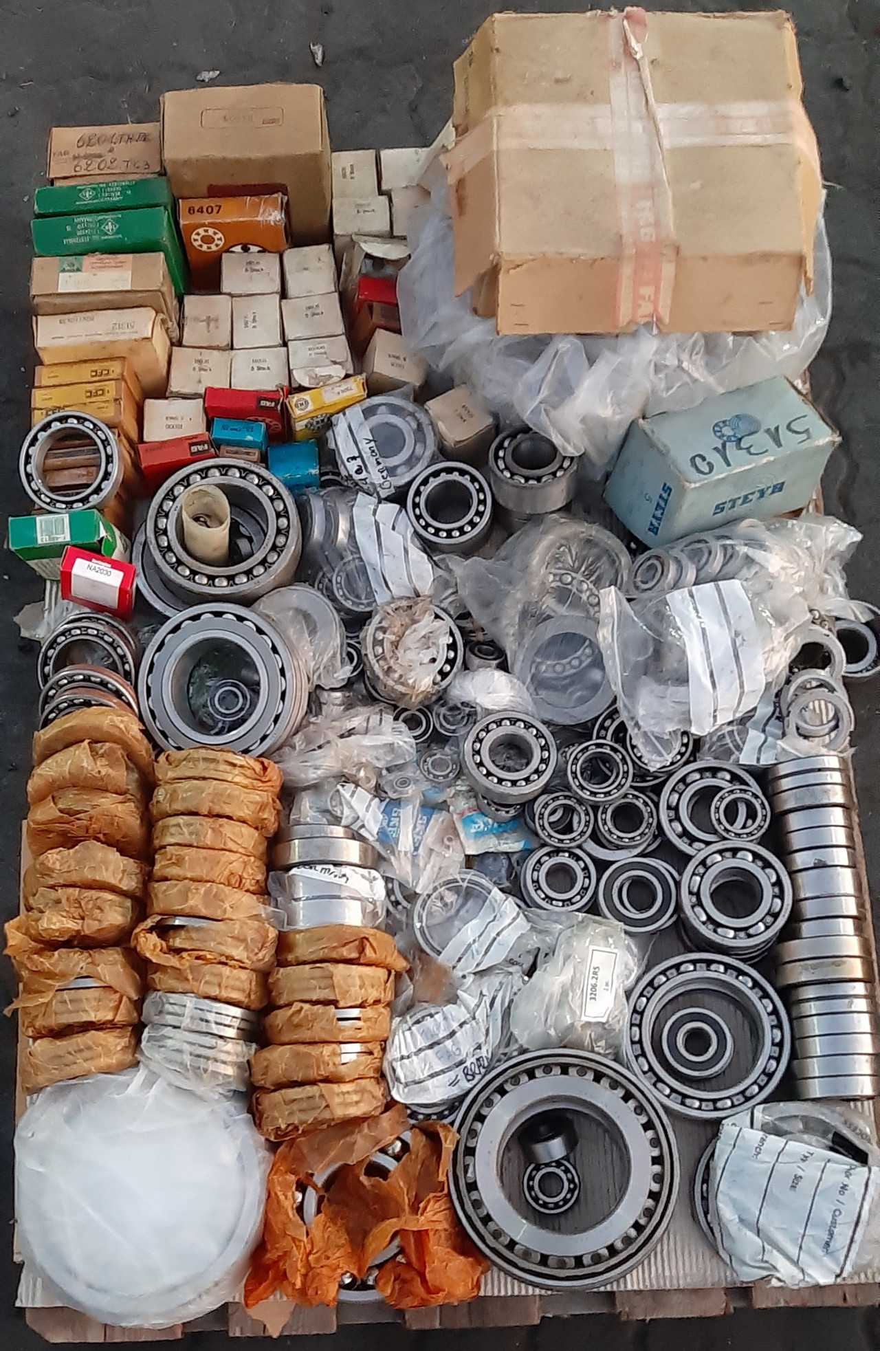 1 pallet of assorted bearings - BEARINGS 1 pallet of assorted bearings - BEARINGS