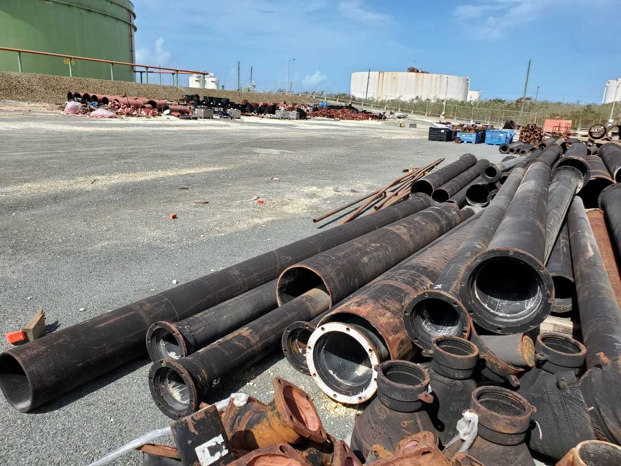 ROW OF ASSORTED US PIPE TYTON JOINT DUCTILE IRON PIPES, 8IN, 10IN, 12IN, 14IN, 16IN, 18IN, 20IN, 24IN - HAND TOOLS