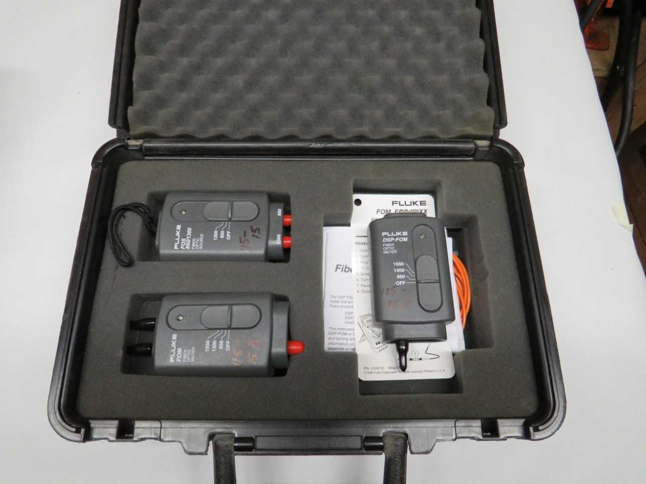 FLUKE FIBER TEST ACCESSORY, W/ FLUKE FOS 850/1300 FIBER OPTIC SOURCE, FLUKE FOM, FLUKE DSP-FOM - ELECTRIC POWER TOOLS