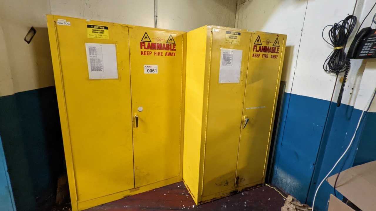 Lot of 2 flammable fire cabinets with liquid contents - SAFETY EQUIPMENT Lot of 2 flammable fire cabinets with liquid contents - SAFETY EQUIPMENT