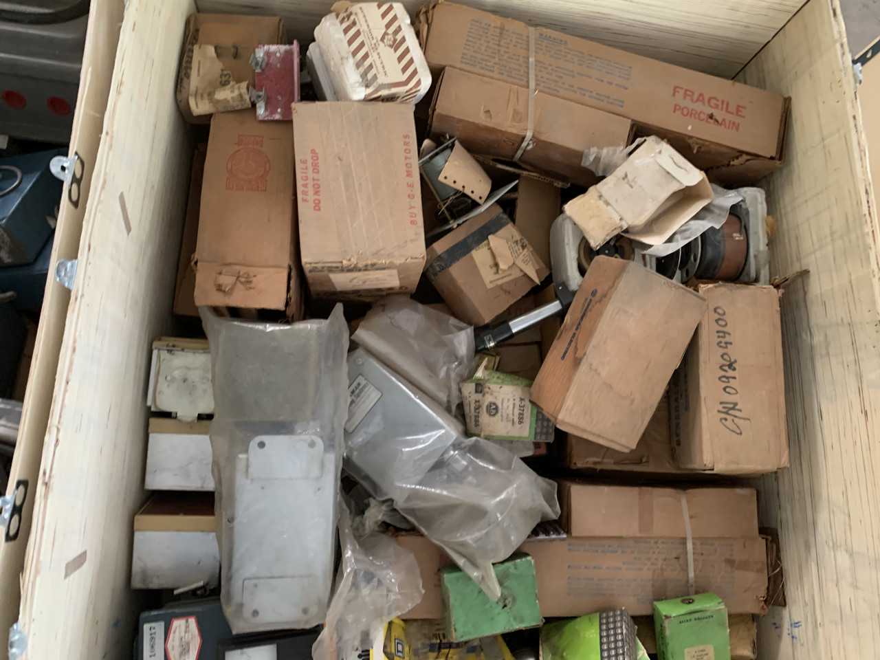 CRATE OF ELECTRICAL AUTOMATION EQUIPMENT PARTS ALLEN-BRADLEY ETC. - ELECTRICAL COMPONENTS