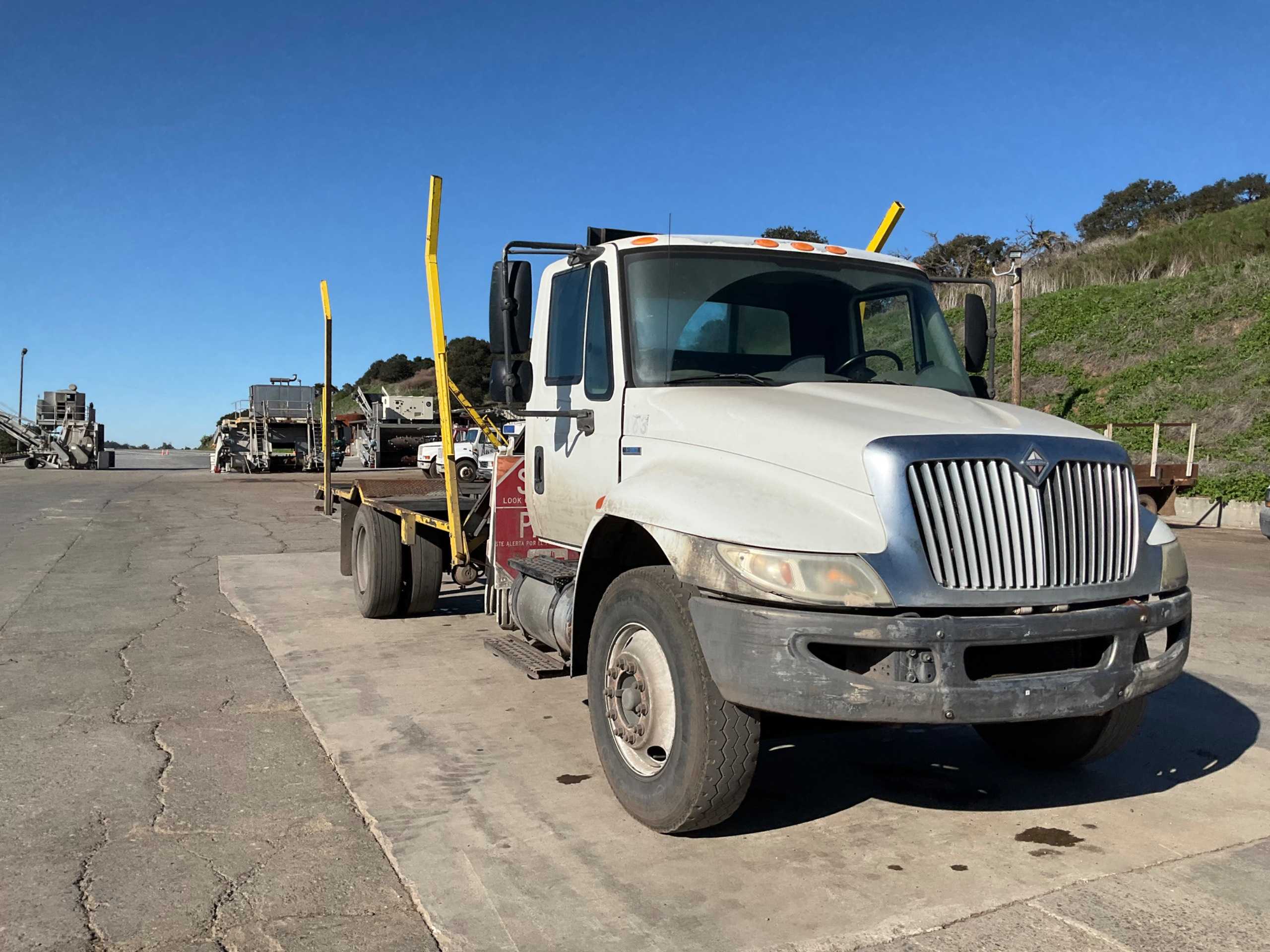 2008 INTERNATIONAL 4300M7 SBA 4X2 FLATBED TRUCK