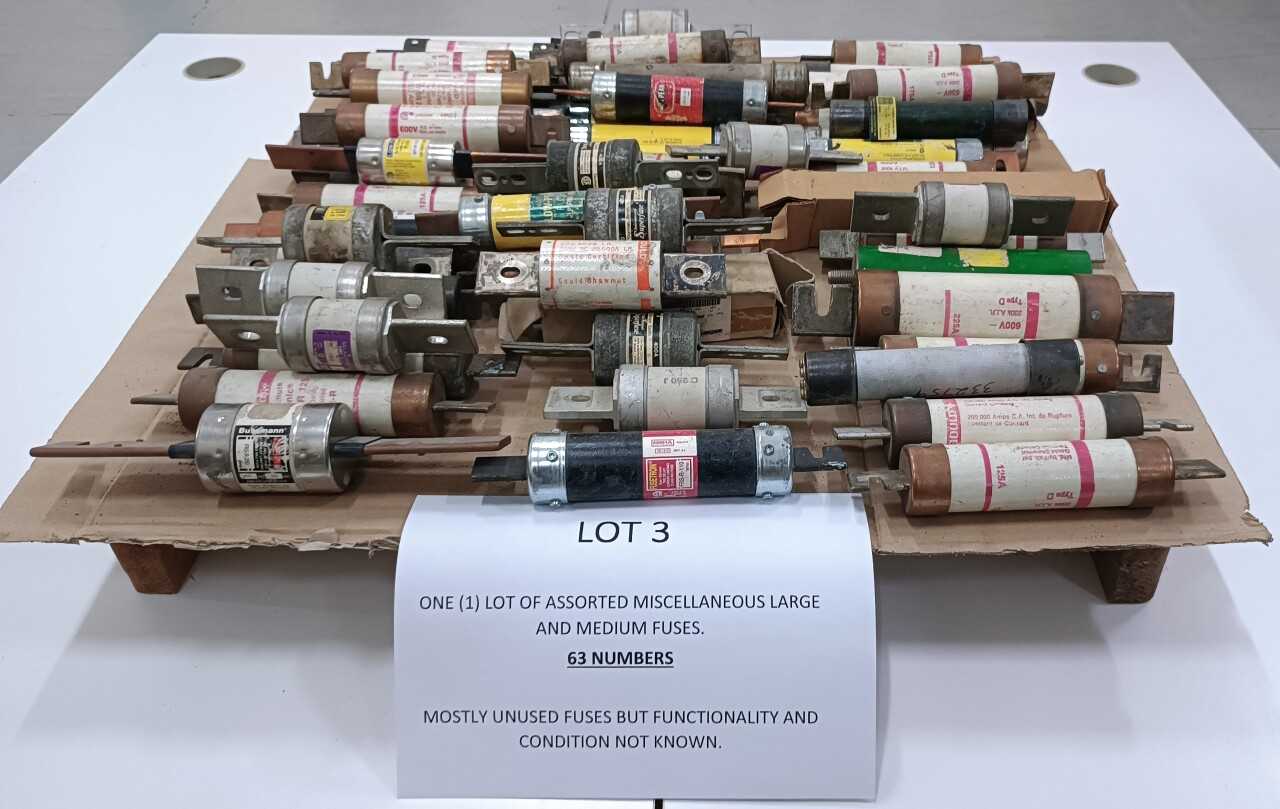 ONE (1) LOT OF ASSORTED MISCELLANEOUS LARGE AND MEDIUM FUSES. - FUSES