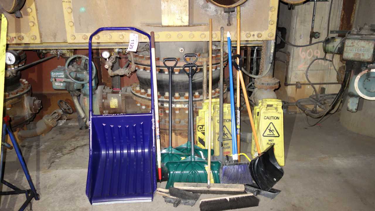 LOT OF ASSORTED SHOVELS AND BROOMS - ELECTRIC POWER TOOLS