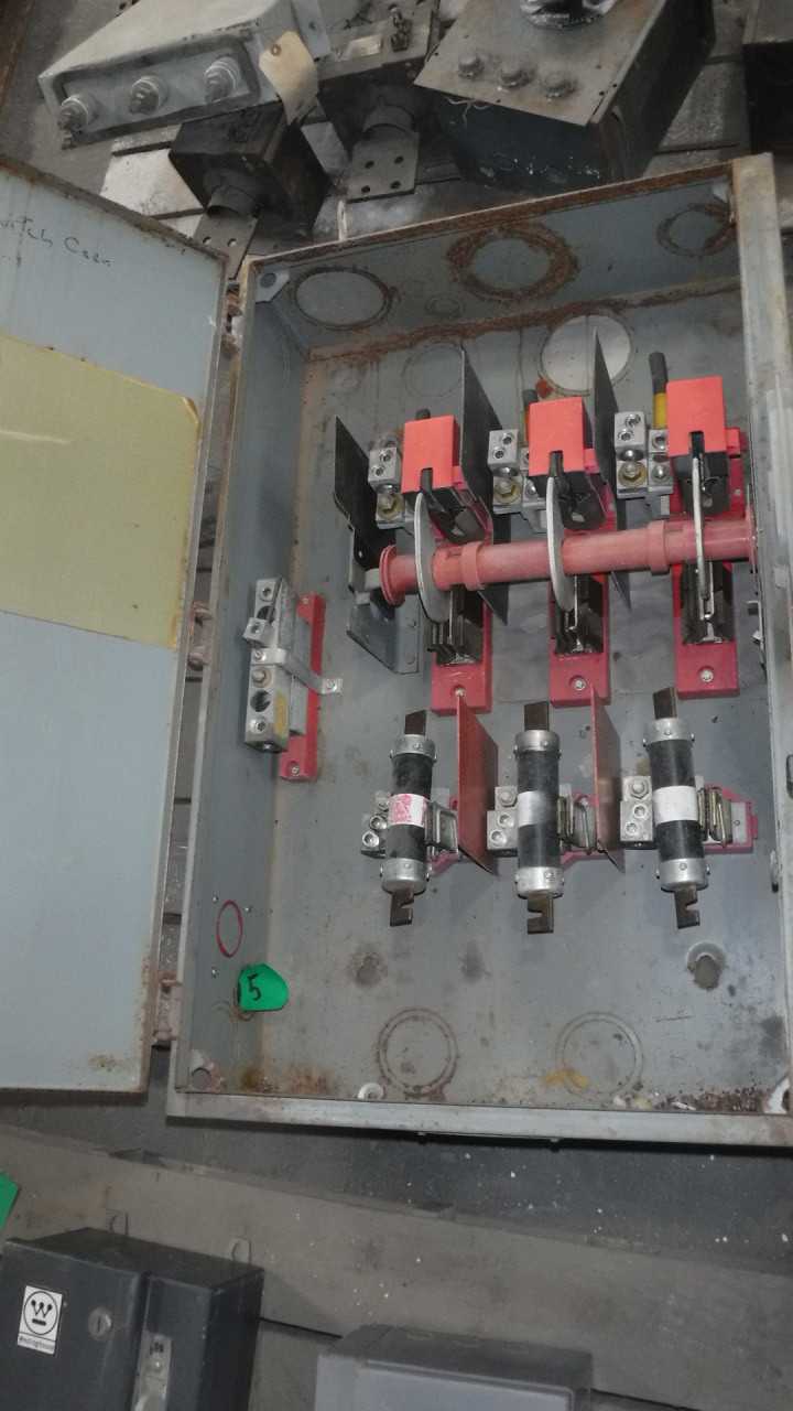 400 Amp Square-D Safety Switch - DISCONNECT SWITCHES