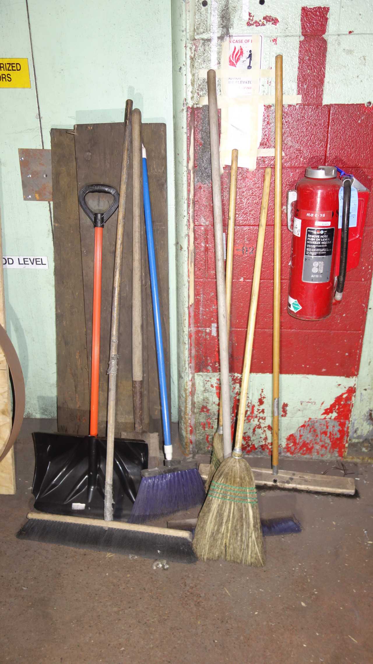 LOT OF ASSORTED CLEANING TOOLS, CHAIRS, CANS - MISCELLANEOUS