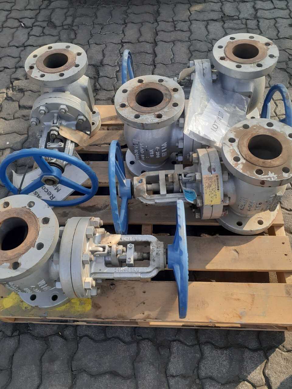 Lot of 4 Globe Valves - GLOBE VALVE
