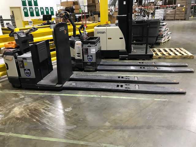 2005 Crown PE4000-60 double rider jack, Hebron, KY - MANUAL PALLET JACKS