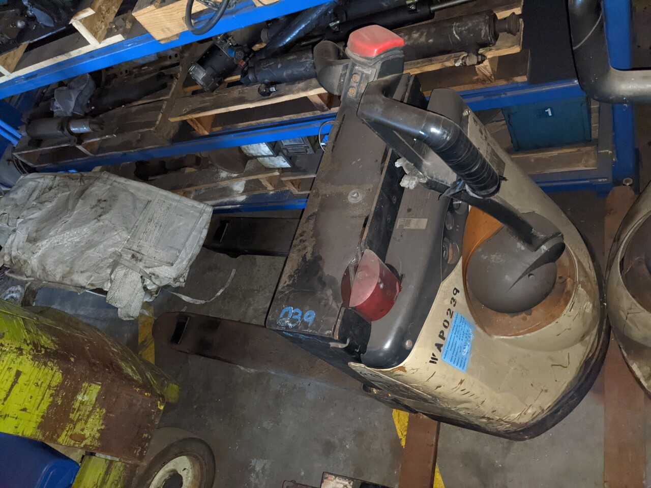 LOT OF 2 WP2035-27.5 ELECTRIC PALLET JACK (NEED REPAIRS MISSING BATTERY) - MANUAL PALLET JACKS