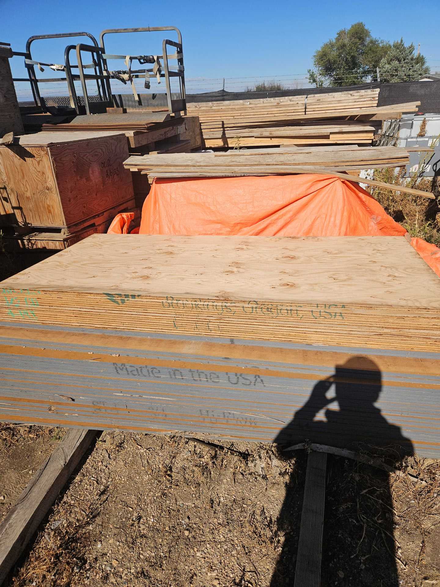 BULK LOT OF PLYWOOD AND PARTICLE BOARD QTY 3 - MISCELLANEOUS