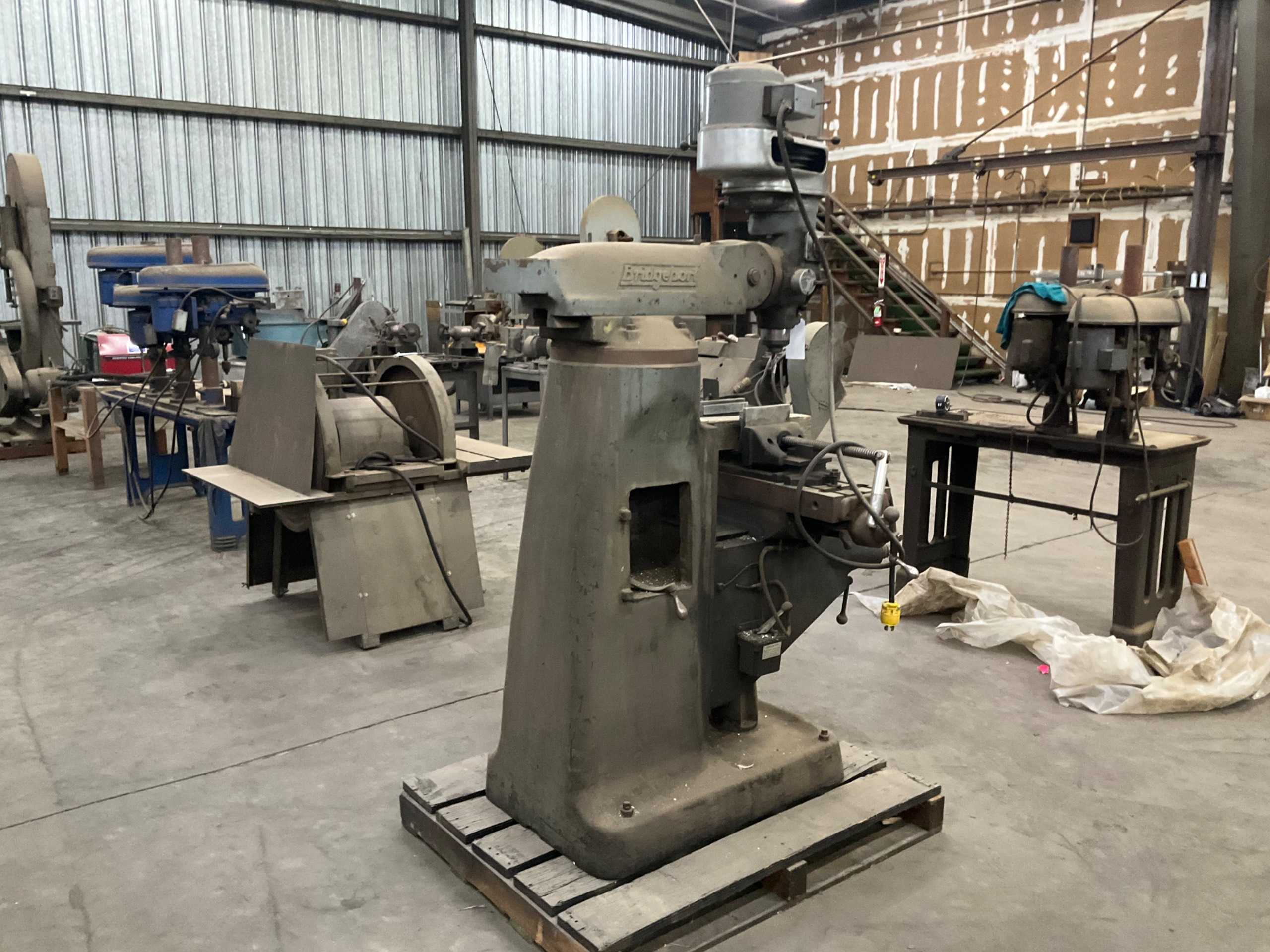 BRIDGEPORT VERTICAL MILLING MACHINE