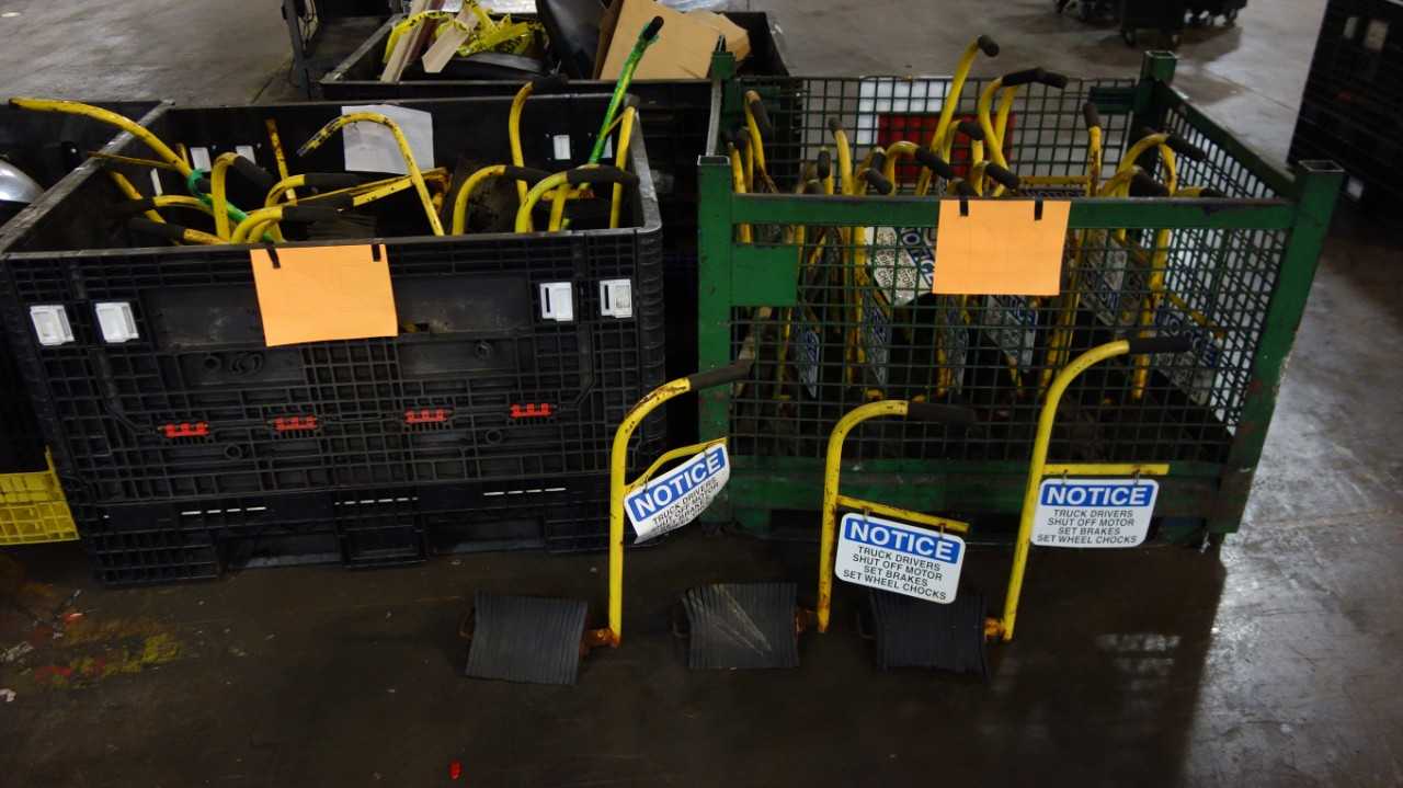 2 CRATES OF MOLDED RUBBER TRUCK WHEEL CHOCKS WITH HANDLE - ELECTRIC POWER TOOLS