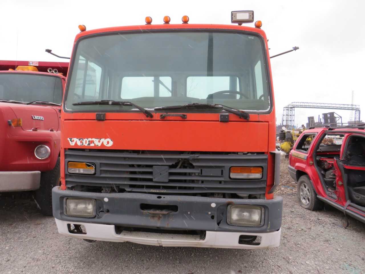 1990 SINGLE AXLE VOLVO FE 416T FIFTH WHEEL CAB OVER ENGINE DIESEL MANUAL TRANSMISSION 57052 MILES  VIN:  YB3U2CMA5LB456500 - OFF-ROAD TRUCKS