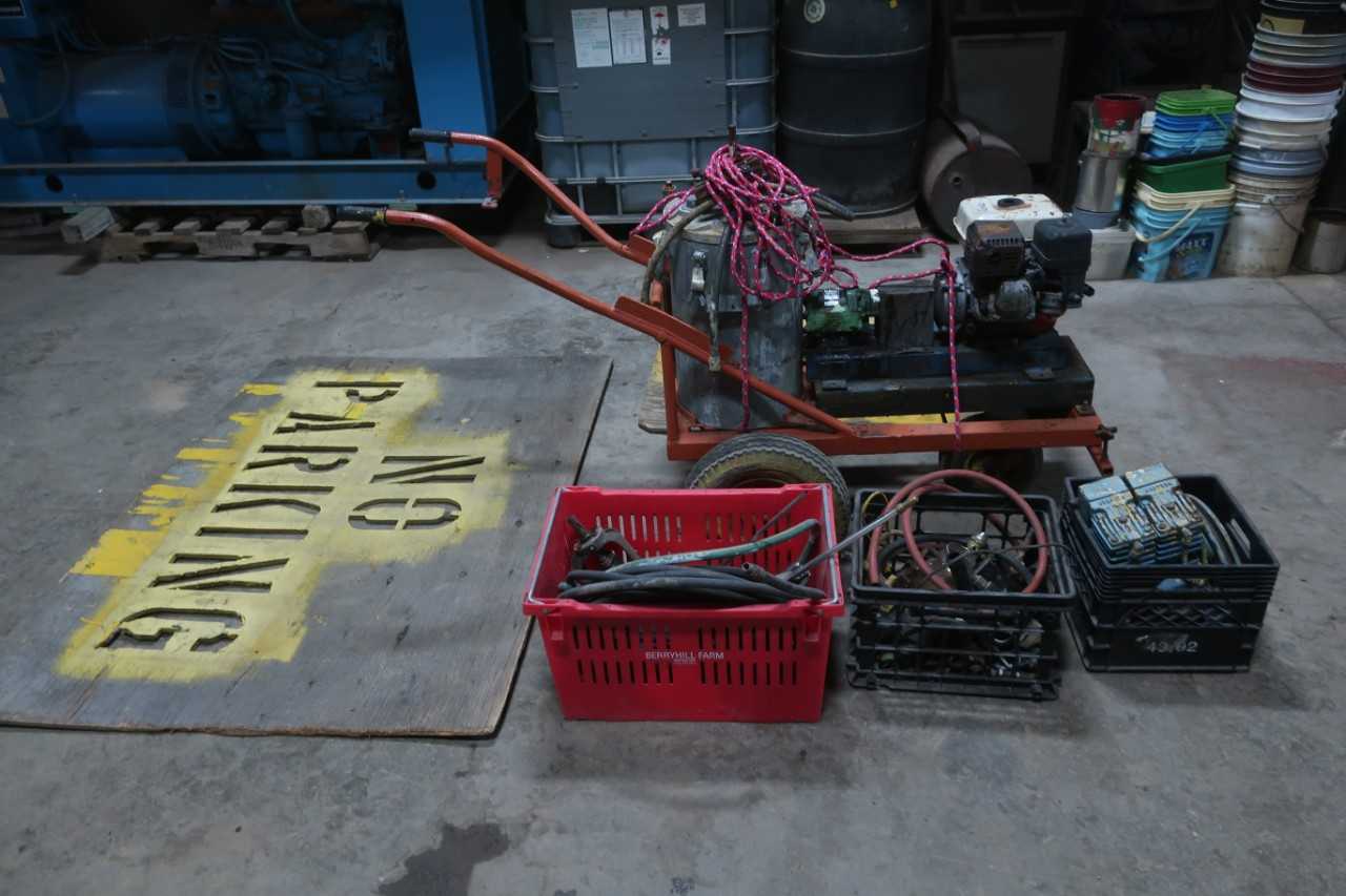 ALBANY 10HB 1A31 MOTORIZED PAINT SPRAYER W/ STENCILS - ELECTRIC POWER TOOLS