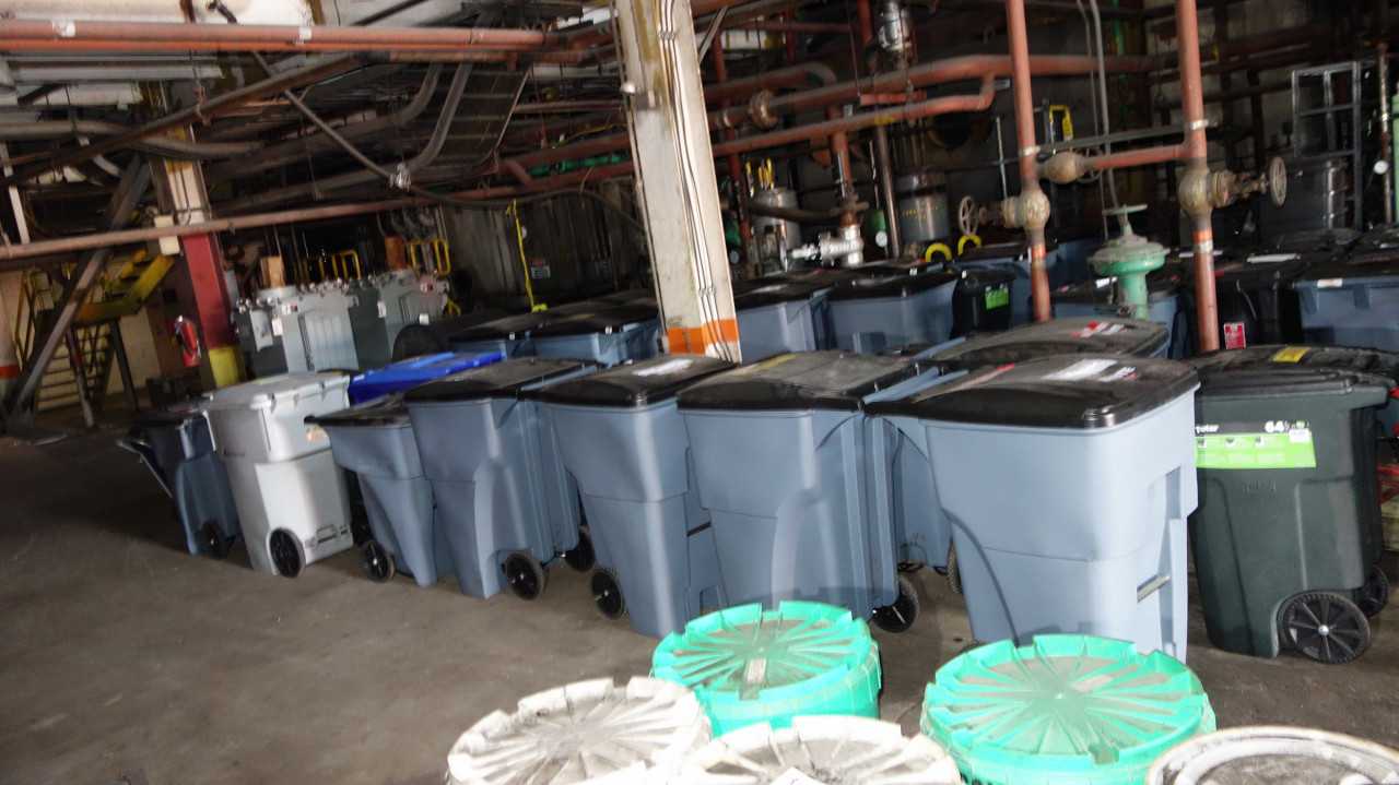 LOT OF 18 ROLLING GARBAGE BINS - ELECTRIC POWER TOOLS