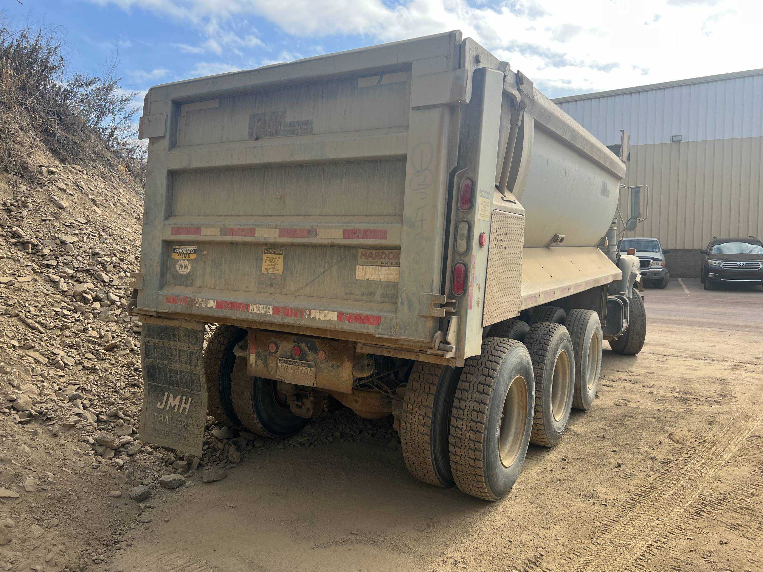 2005 MACK DM6905 DUMP TRUCK