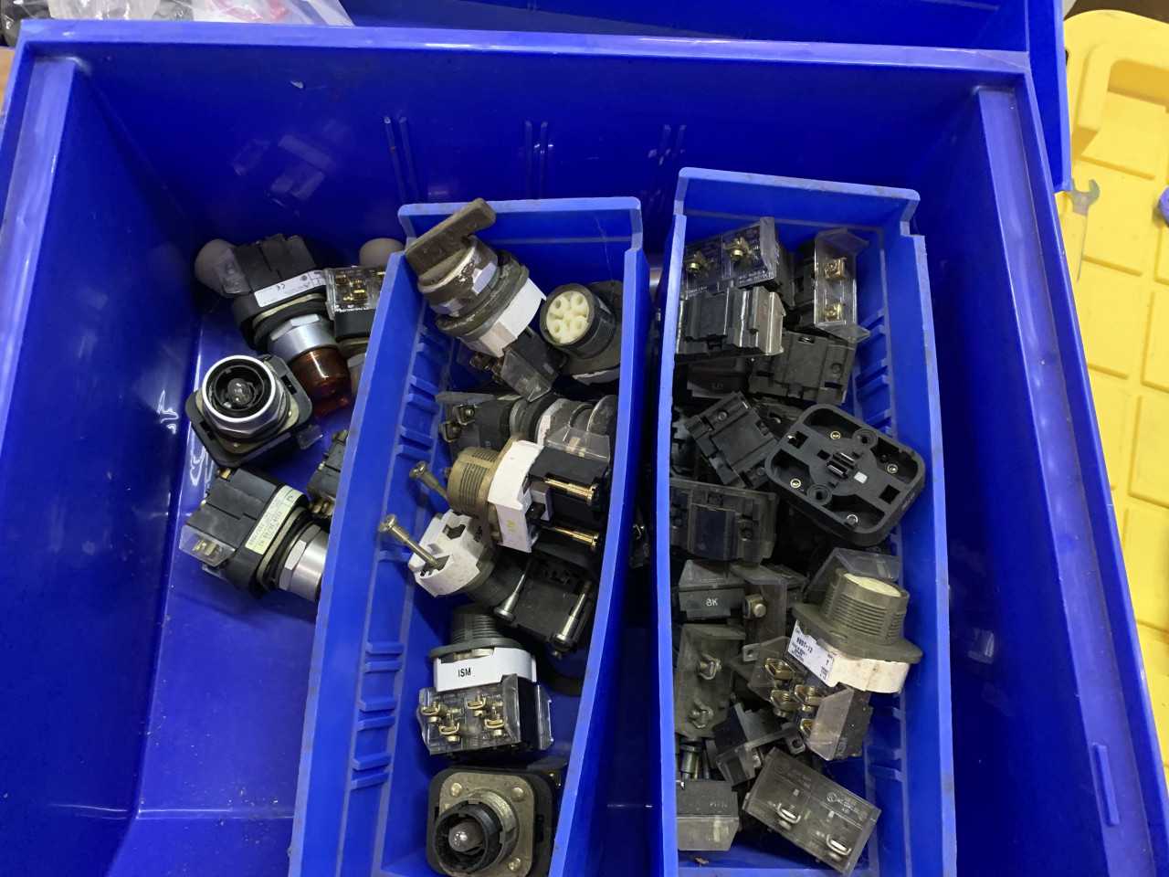 PALLET OF USED ALLEN-BRADLEY PUSH BUTTONS AND SELECTOR SWITCHES VARIOUS MODELS HUNDREDS OF BUTTONS!! - ELECTRICAL COMPONENTS