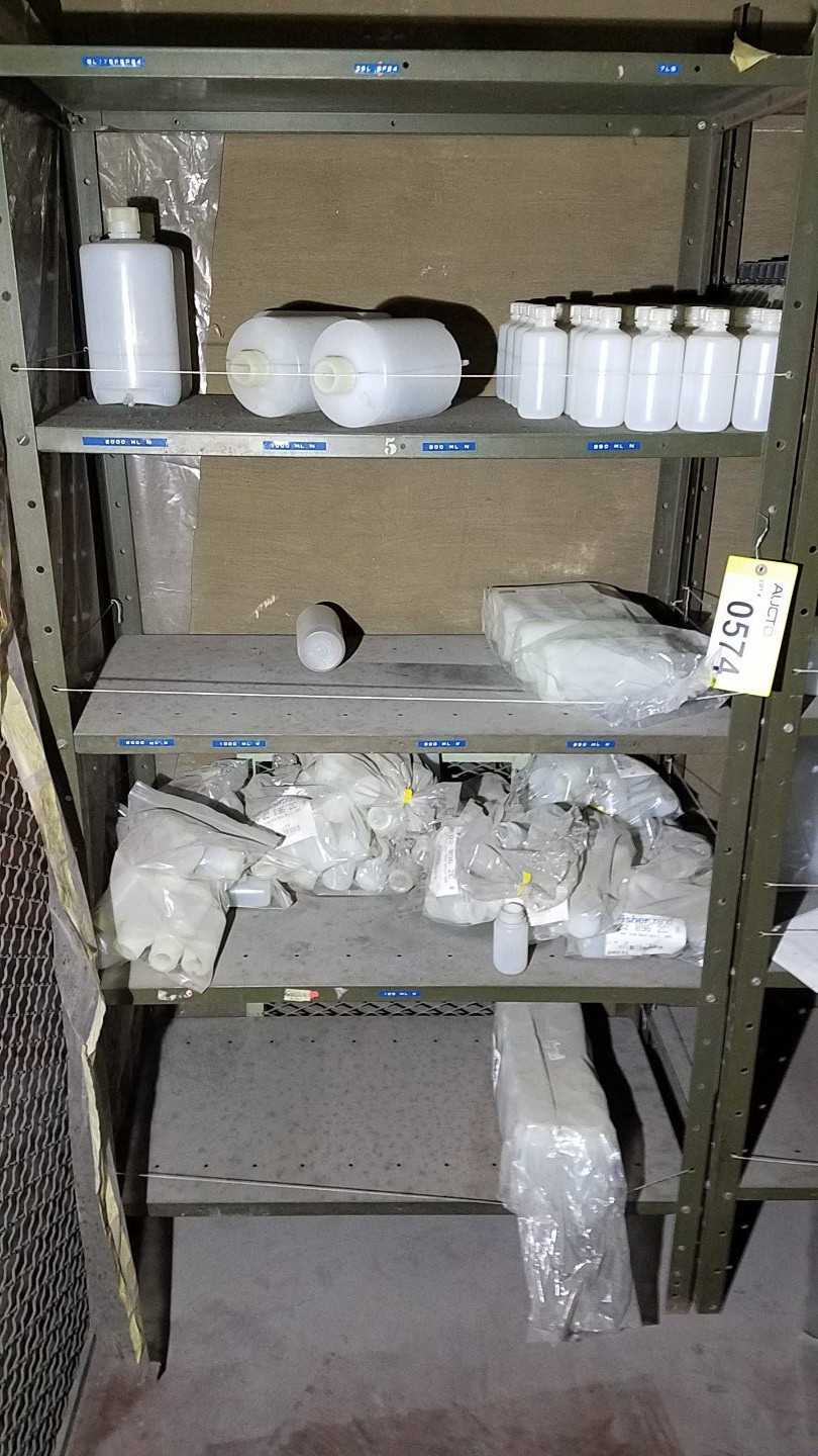 CONTENTS OF 2 SHELVES, ASSORTED GLASSWARE, BEAKERS, FLASKS, STORAGE CONTAINERS - LAB & SCIENTIFIC