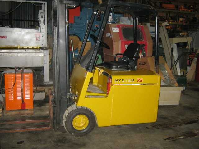 HYSTER 3 WHEEL PNEUMATIC TIR FORKLIFT - FORKLIFTS