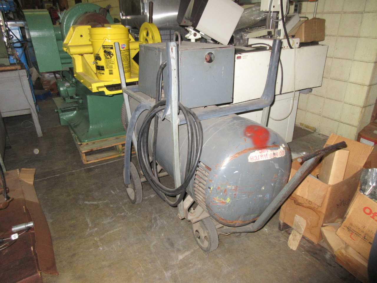 LINCOLN ARC WELDER SAE 300 - WELDING EQUIPMENT