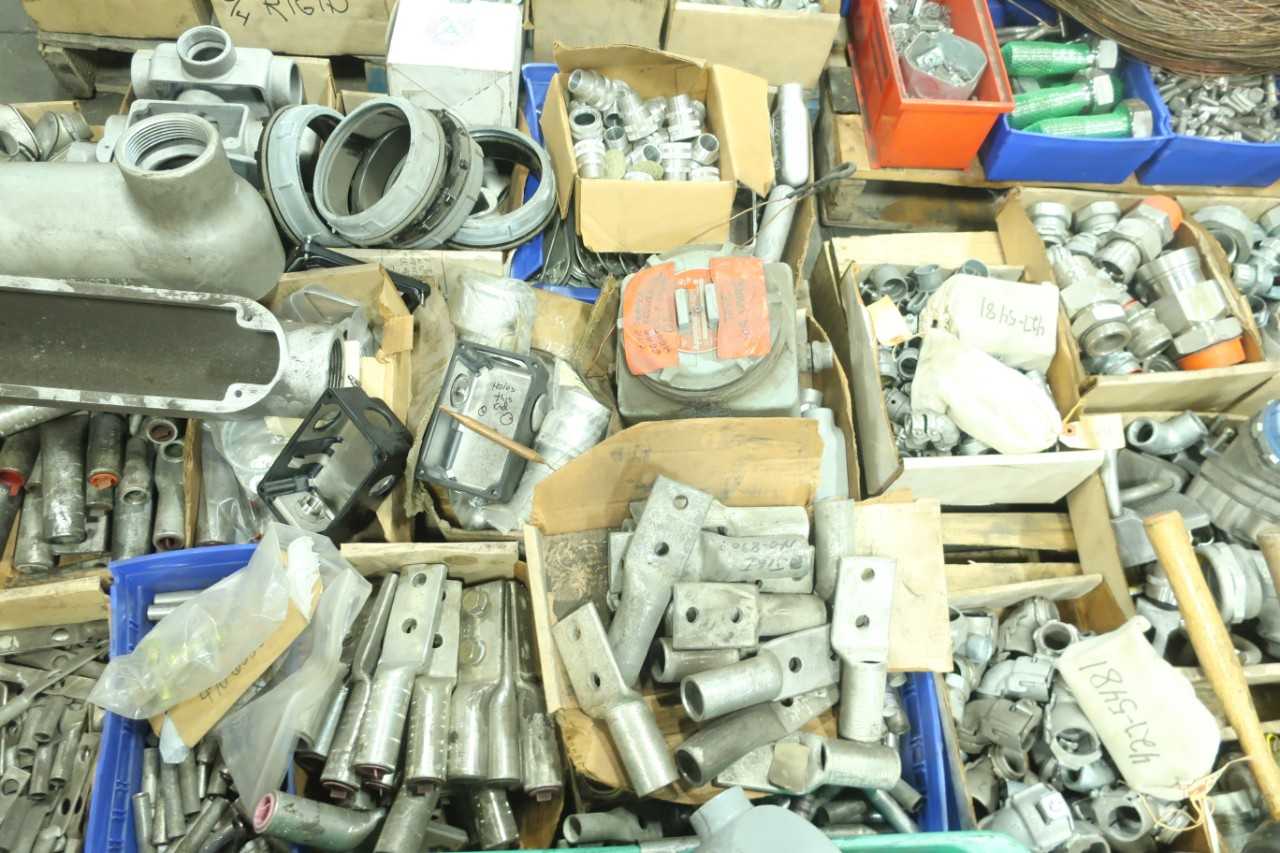 6 PALLETS OF ASSORTED CONDUIT FITTINGS & LIGHTING GE CROUSE HINDS APPLETON - MISCELLANEOUS