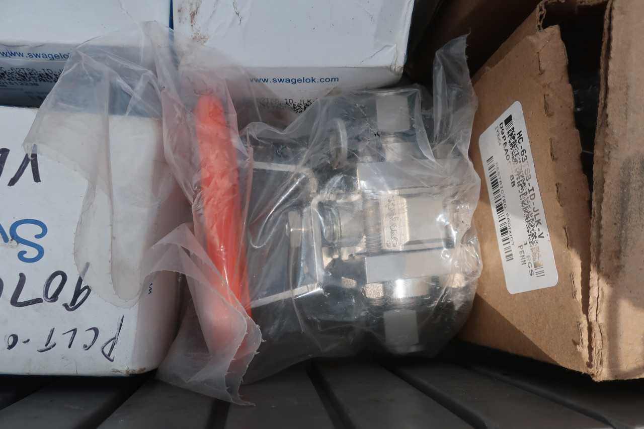 LOT OF ASSORTED SWAGELOK BALL VALVES - BALL VALVE