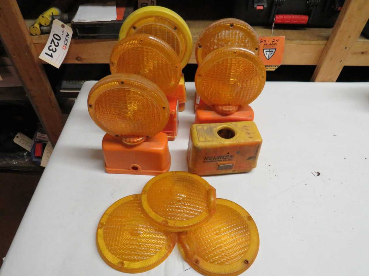 LOT OF ASSORTED CONSTRUCTION CAUTION STROBE LIGHTS AND ACCESSORIES - LIGHTING