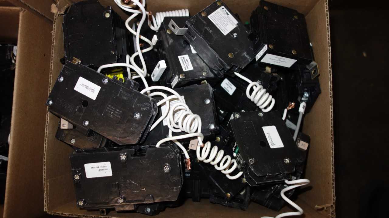1 BOX OF ASSORTED EATON MINIATURE CIRCUIT BREAKERS, QUICKLAG, BR, CH - CIRCUIT BREAKERS