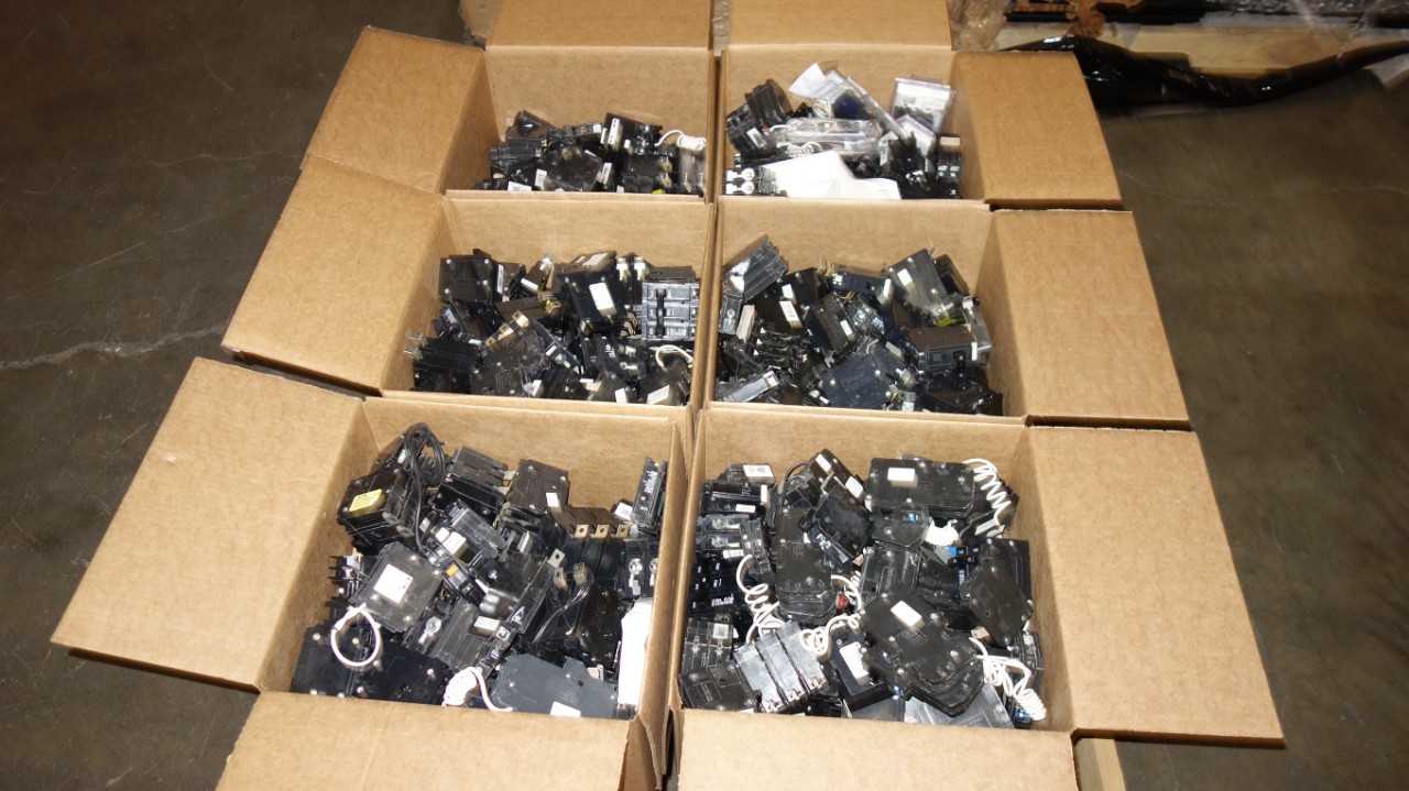 1 PALLET OF ASSORTED EATON QUICKLAG MINIATURE BREAKERS - CIRCUIT BREAKERS