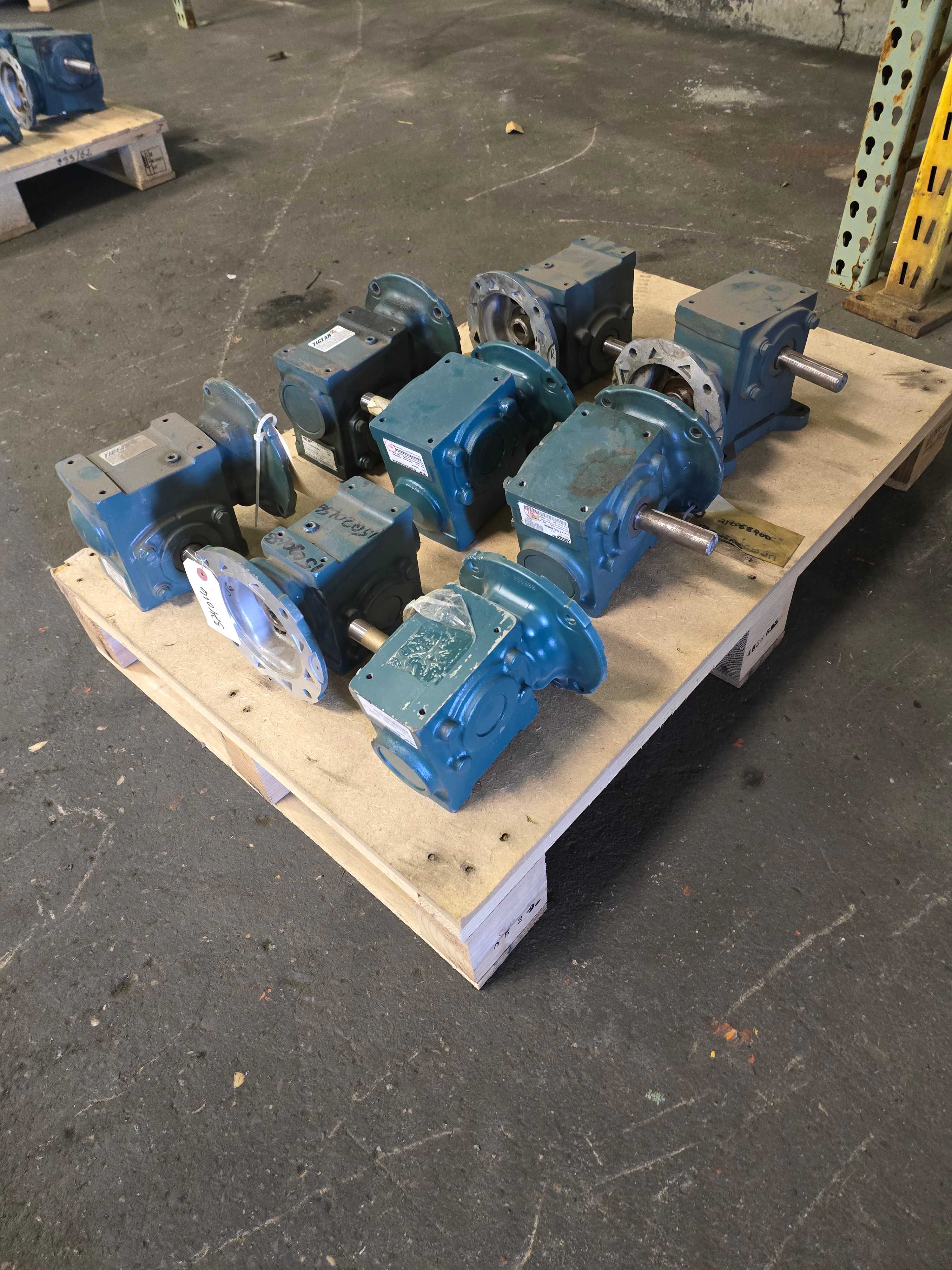 LOT OF DODGE TIGEAR RIGHT ANGLE GEAR REDUCERS - QTY 8 - GEAR REDUCERS