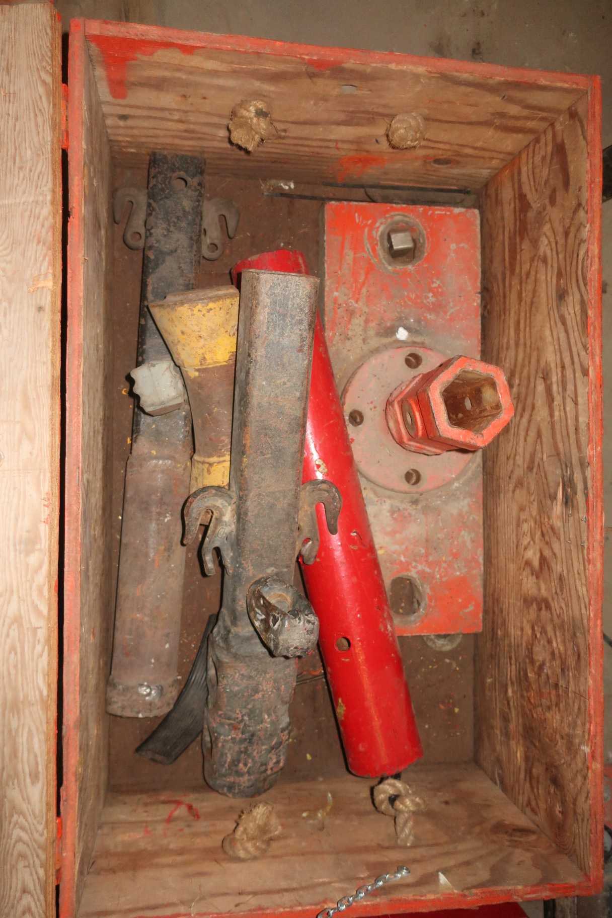 LOT OF ASSORTED AUGERS, PULLERS, ATTACHMENTS (EXCLUDES CAPSTAN WINCH ATTACHMENT) - ELECTRIC POWER TOOLS