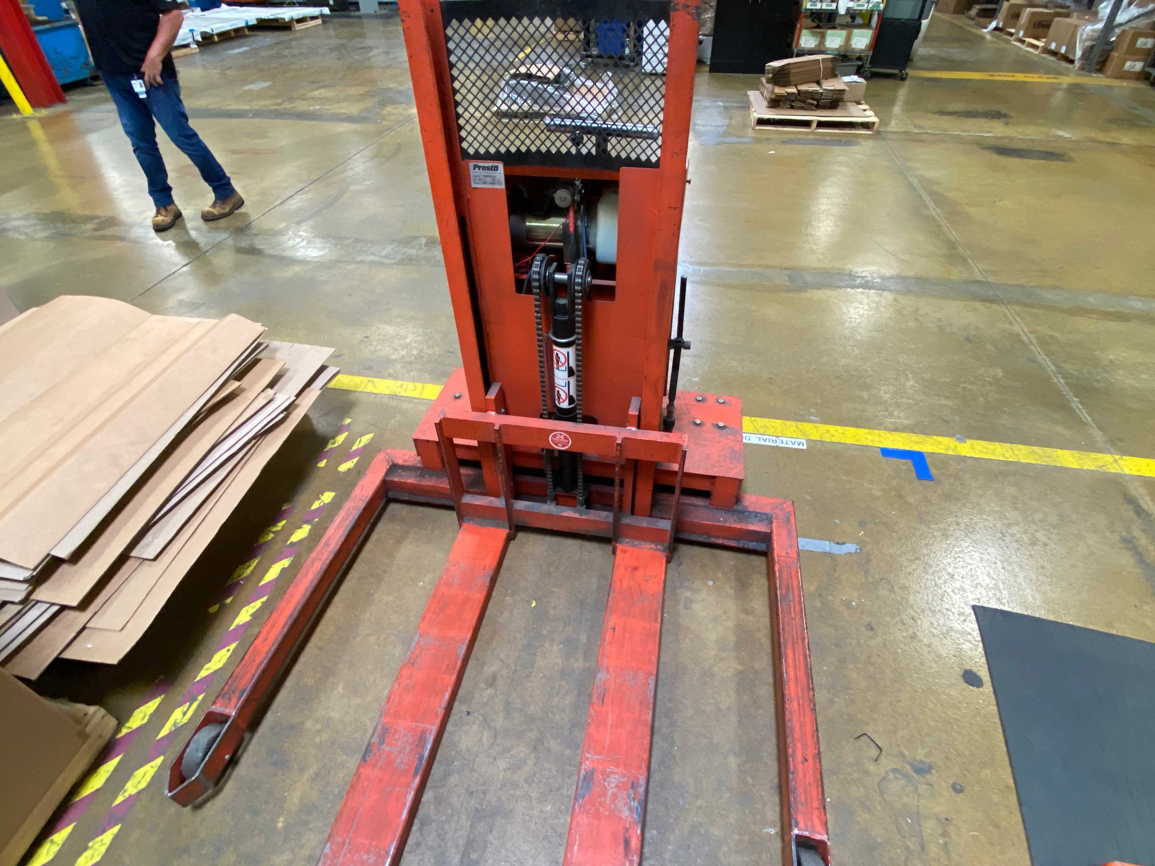 2011 PRESTO LIFTS WPS5036-20 2000 LB CAP LIFT - FORKLIFTS