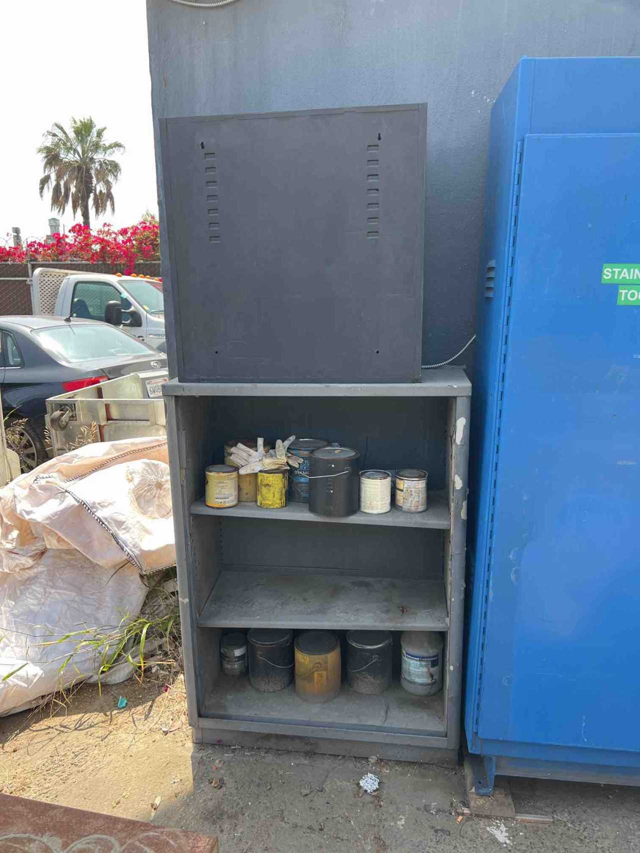 Lot - Stand up desk, Safe, Drawers - MATERIAL HANDLING