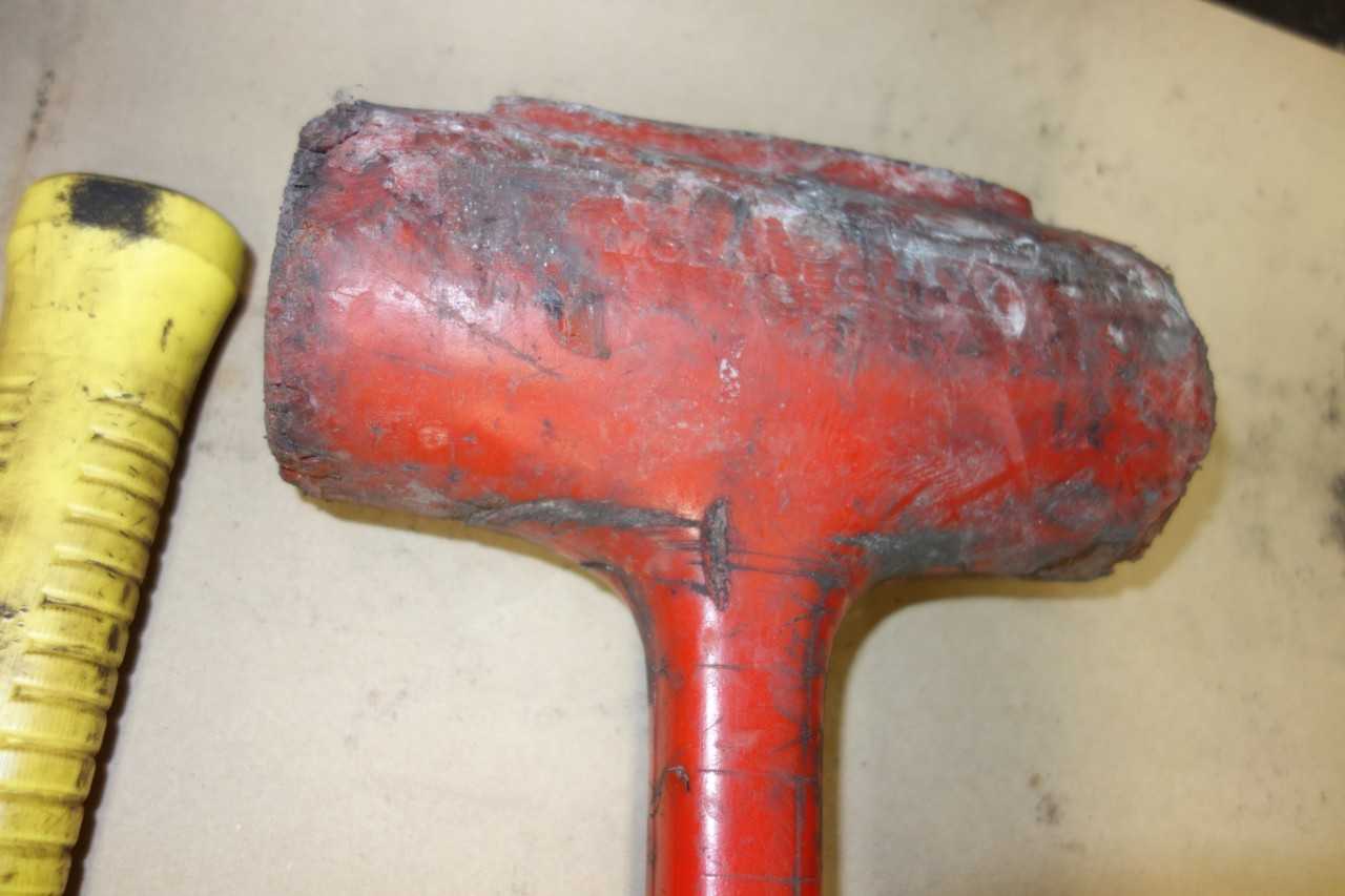 LOT OF 2 SLEDGEHAMMERS - HAND TOOLS