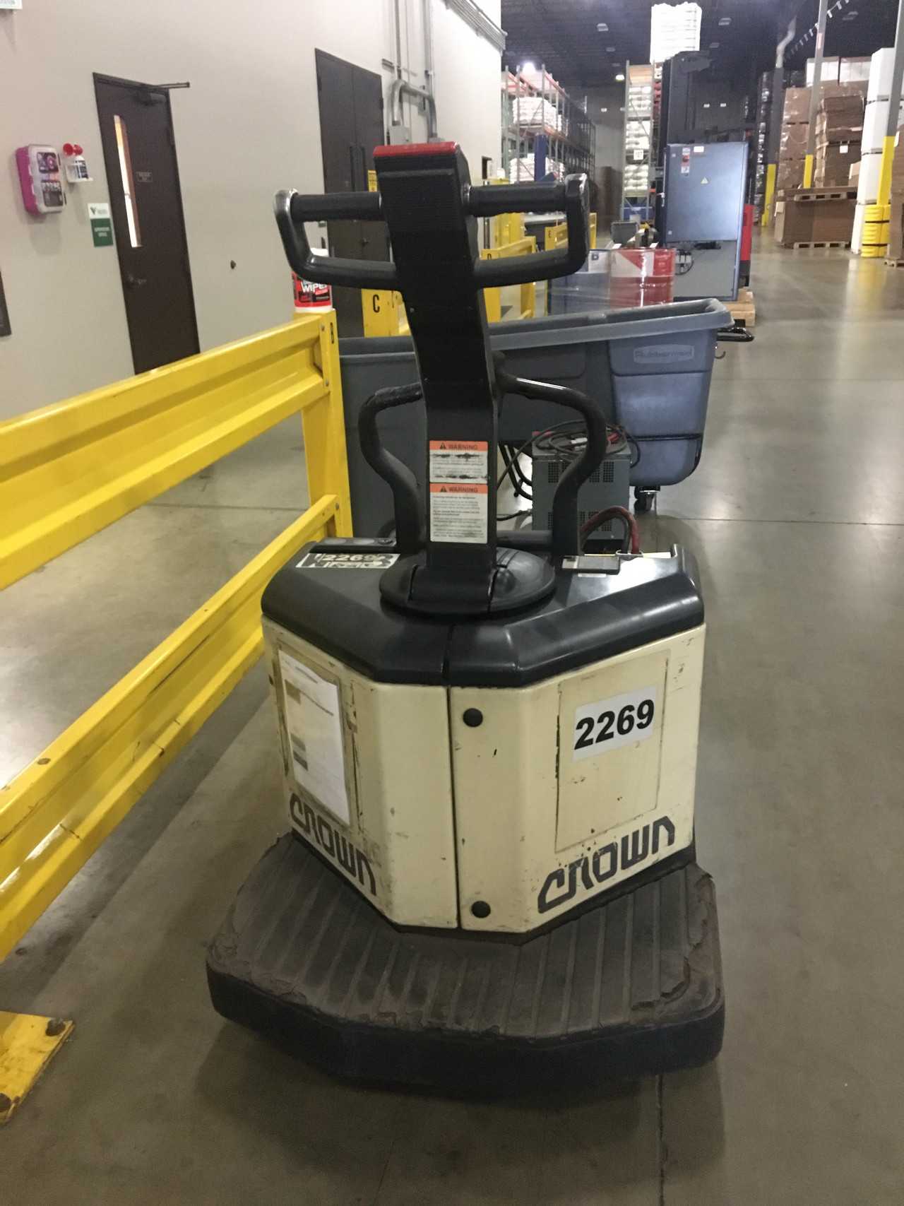 1999 Crown PE354060 rider pallet jack, New Berlin, WI - MANUAL PALLET JACKS