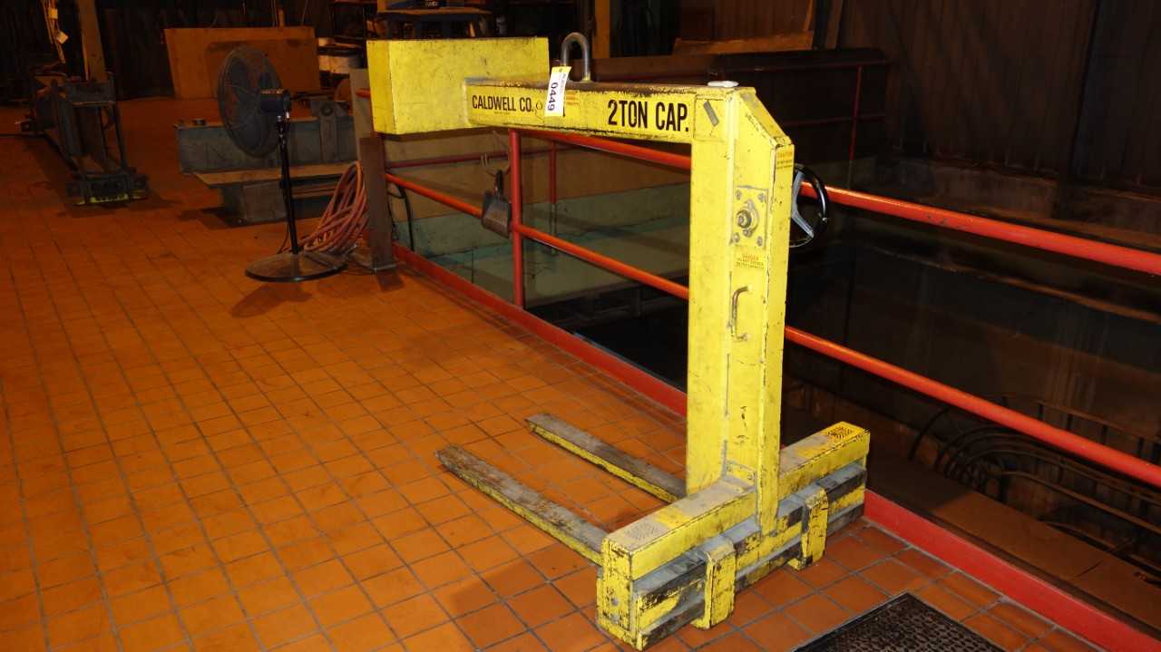 CALDWELL 92-2-42 4000LB 2 TON HAND WHEEL ADJUSTABLE FORKS PALLET LIFTER - LIFTING EQUIPMENT