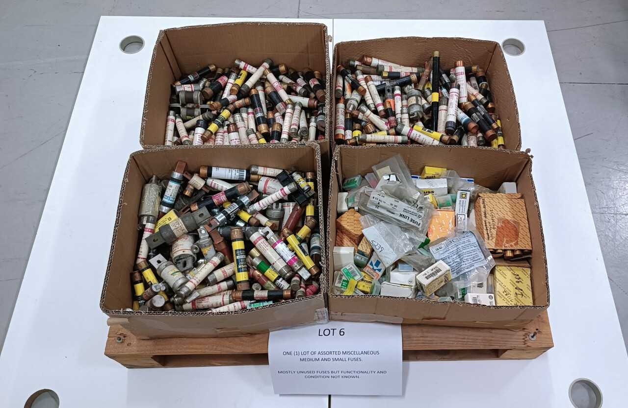 ONE (1) LOT OF ASSORTED MISCELLANEOUS MEDIUM AND SMALL FUSES. - FUSES
