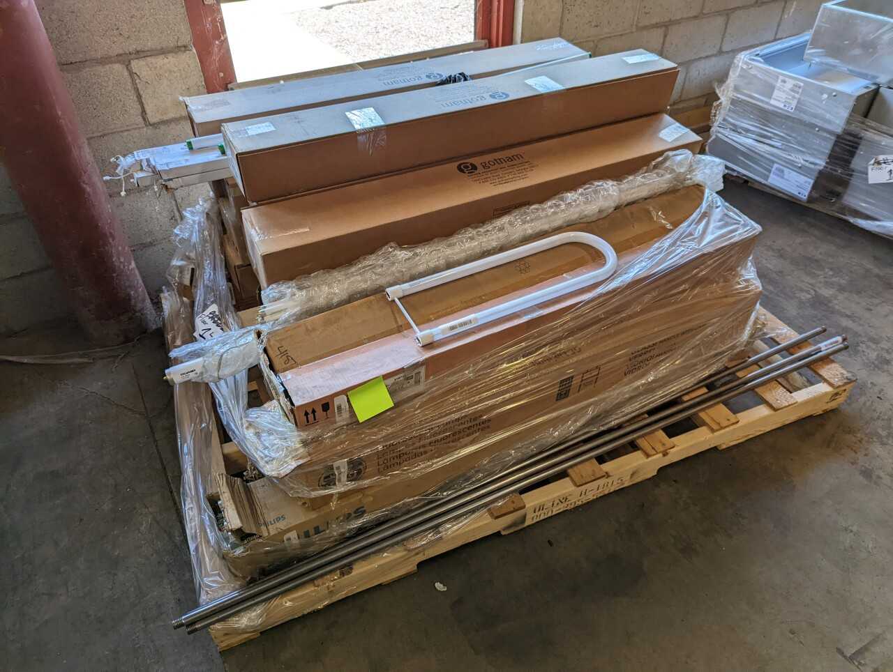 [Philips, Sylvania] Assorted Light Bulbs, Lighting Accys - LIGHTING
